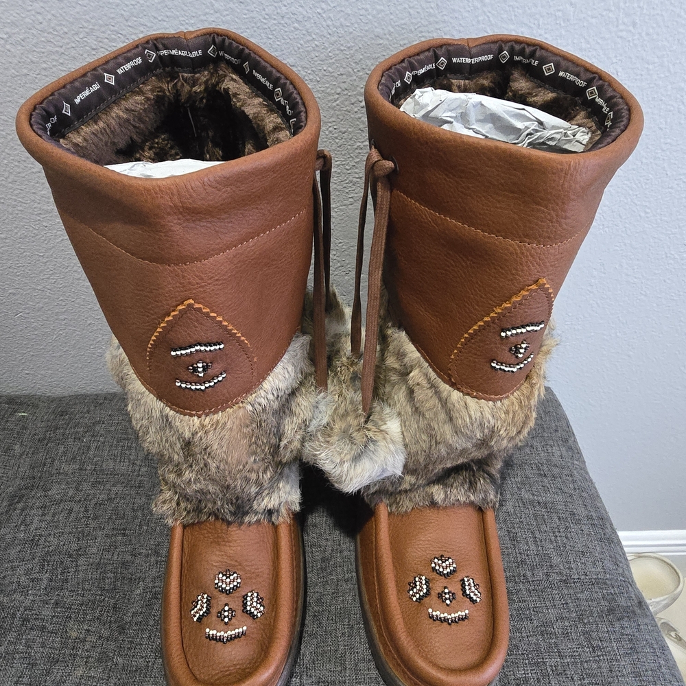 MANITOBAH MUKLUKO Brown Fur-Lined Boots with Beaded Design